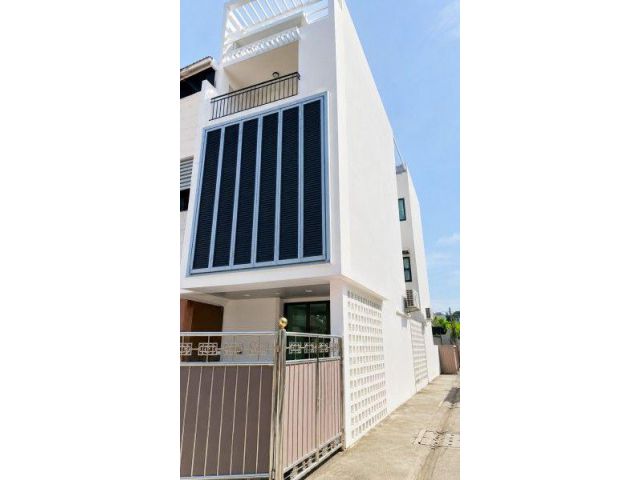 ตรงข้ามลาดพร้าว15 แปลงมุม 33ตร.ว.MRTพหลโยธิน 950ม. 4 นอน 5แอร์ MRTลาดพร้าว560ม. ทาวน์โฮม 3ชั้น