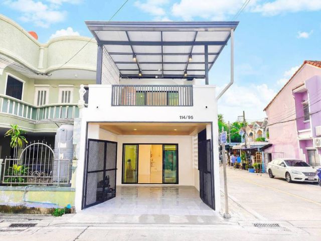 หมู่บ้านเกษราวิลล์ พระราม5 -บางกรวย ทาวน์เฮาส์2 ชั้น หลังมุม  ถนนเมน พื้นที่ใช้สอยเยอะ โปร่งโล่ง ไม่อึดอัด
