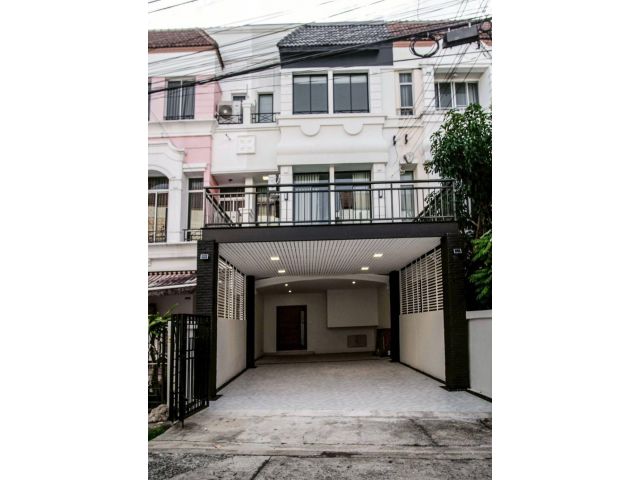 ให้เช่าทาวโฮม 3ชั้น โครงการ บ้านกลางเมือง บริติซทาวน์ ศรีนครินทร์ ใกล้ส่วนกลางหมู่บ้าน