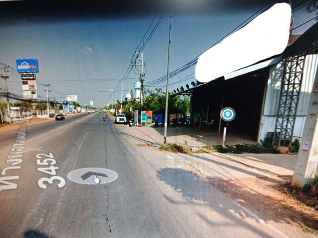 ที่ดินพร้อมอาคารชั้นเดียวติดถนน ตั้งอยู่ที่ถนนรวมห้างสรรพสินค้า โฮมโปร โลตัส โรบินสัน และแม็คโคร พร้อมบ้านพักอาศัย 2 ชั้