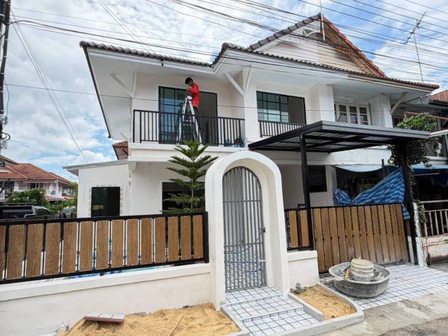 หมู่บ้านพฤกษา3  ถนนวัดลาดปลาดุก บางบัวทอง ทาวน์เฮาส์2 ชั้น  หลังมุม ติดถนนทั้ง 2 ด้าน ฝั่งหน้าบ้านและข้างบ้าน ตกแต่งใหม่