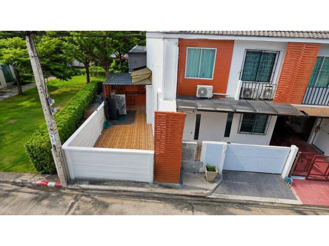 รีโนเวทใหม่ พร้อมเฟอร์ฯ เดอะคริสตัล เอกมัย-รามอินทรา 900 ม. 28 ตร.ว.224 ตร.ม. ทาวน์โฮม 2 ชั้น หลังมุม 3นอน 2 น้ำ ใกล้วัด