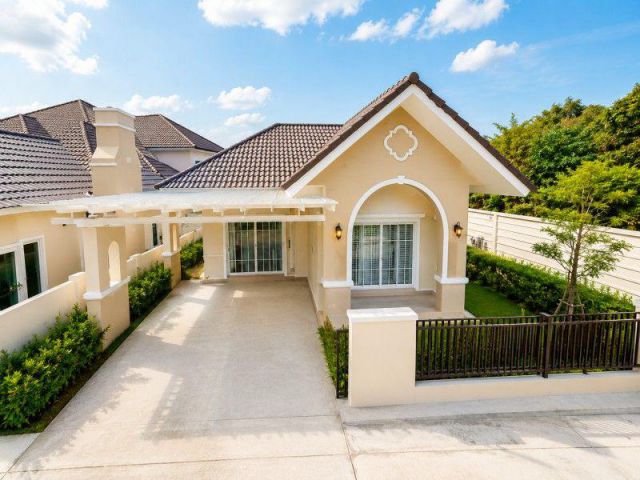 สไตล์ทัสคานี ทำเลบ้านฉาง ใกล้โรบินสัน บ้านฉาง 900 ม.พร้อมแอร์ บ้านเดี่ยวชั้นเดียว 2 นอน 2 น้ำ ติดถนนสุขุมวิท และสิ่งอำนว