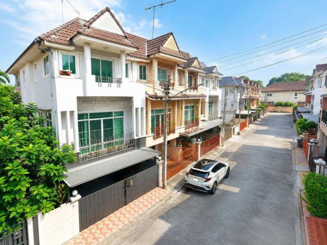 โรบินสันไลฟ์สไตล์ ศรีสมาน 900 ม. ถ เลี่ยงเมืองปากเกร็ด ซ25-31 ให้เช่าทาวน์โฮม3ชั้น3นอน3น้ำ ทางด่วนศรีสมาน1กม แจ้งวัฒนะ 3