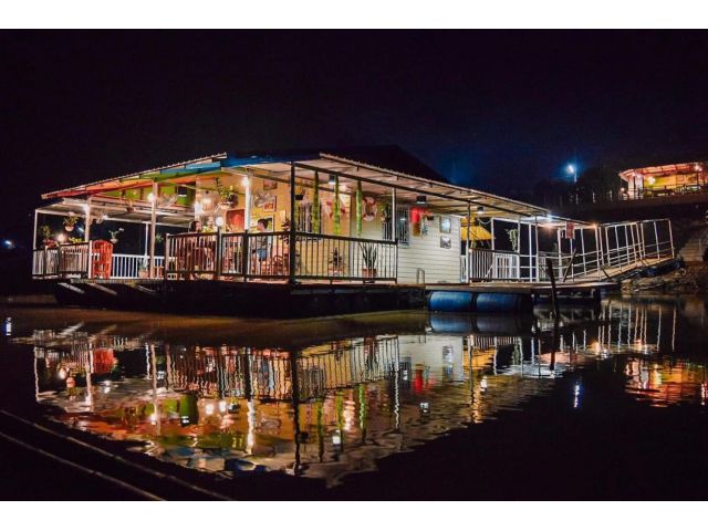 เรือนเเพ ( จังหวัดอุทัยธานี )