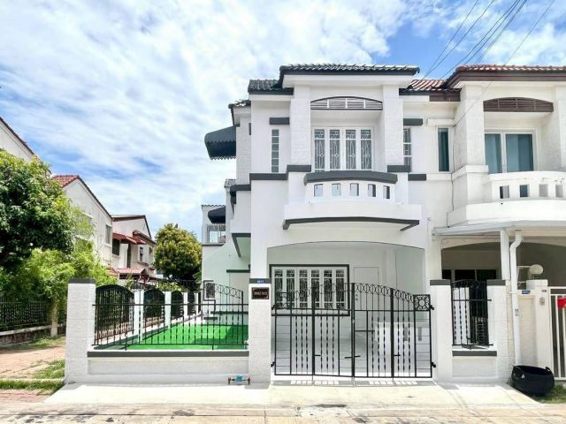 หมู่บ้านบุศรินทร์ บางบัวทอง ใกล้แยกบางพลู ทาวน์เฮ้าส์ 2 ชั้น หลังมุมตกแต่งใหม่พร้อมอยู่ เส้นตลาดบางบัวทอง-แยกบางพลู