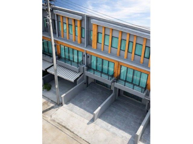 พร้อมเฟอร์ฯบิวท์อินครบ ARL บ้านทับช้าง 900 ม. ให้เช่าทาวน์โฮมหรู 3 ชั้น 2นอน 4น้ำ 20ตร.ว. สนามบินสุวรรณภูมิ 240ตร.ม.