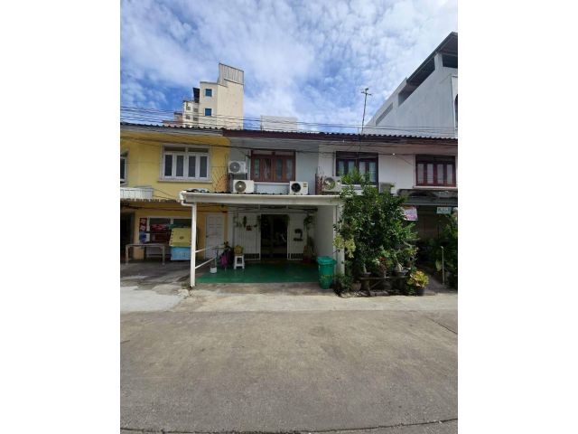 ขายทาวน์เฮ้าส์ 2 ชั้น สุขุมวิท 71 พร้อมผู้เช่า ทำเลสวย น่าลงทุน (N.2240)