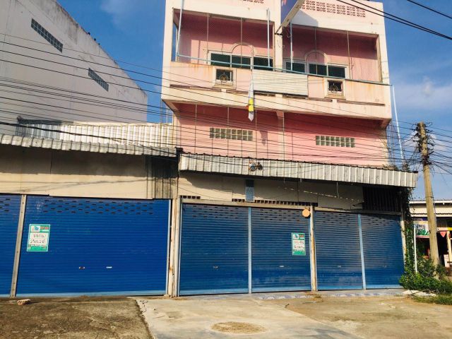ขาย/เช่าอาคารพาณิชย์ 2 ชั้นครึ่ง เนื้อที่ 1 ไร่ 2 งาน 89 ตร.ว. ใจกลางอำเภอสระโบสถ์ ติดถนนใหญ่ 4 เลน จังหวัดลพบุรี