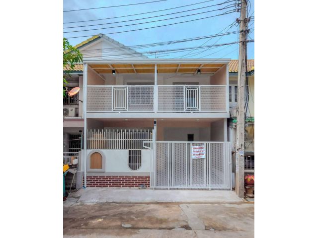 หมู่บ้านพฤกษา 30 ถนนบ้านกล้วยไทรน้อย  ทาวน์เฮาส์ 2 ชั้น ตกแต่งใหม่พร้อมอยู่ มีระเบียงด้านหน้า