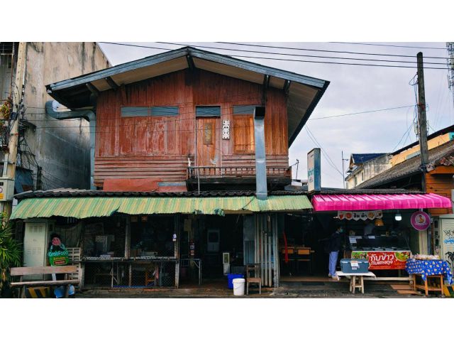 ที่ดินพร้อมสิ่งปลูกสร้างประตูสวนดอก ต.ศรีภูมิ