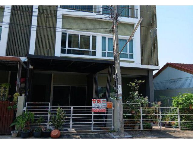 ขายทาวน์เฮ้าส์ หมู่บ้านนลิน อเวนิว 2 รามคำแหง 144 เนื้อที่ 17 ตร.ว. 3 ชั้น 3 นอน 3 น้ำ