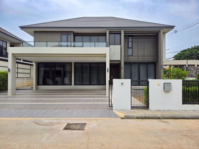 ขายบ้านเดี่ยวลักชัวรี่ 4 ห้องนอน 5 ห้องน้ำ 109.9 ตร.วา พื้นที่ใช้สอย 448 ตร.ม. | ฉัตรเพชร ลักชัวรี่ คัสตอมไมซ์ ถนนเหล่าน