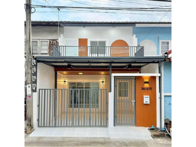 หมู่บ้านจันธิมาธานี โครงการติดถนนกาญจนาภิเษก ทาวน์เฮาส์ 2 ชั้น ตกแต่งใหม่พร้อมอยู่มีระเบียงหน้าบ้านและหลังบ้าน