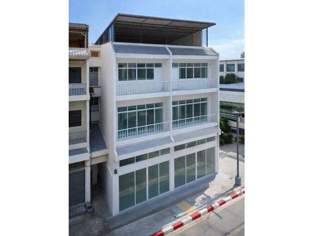 clinics showrooms ตึกแถว 2 คูหา ใกล้ MRT ศรีอุดม 400 ม.ห้องหัวมุม ขนาด 56.5 ตร.ว. 900 ตร.ม.