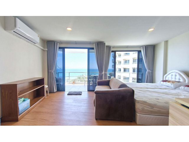 BEACH CONDO (57 SQM) ON THE 13TH FLOOR IN THE ROYAL RAYONG CONDO ON MAE RAMPHUENG BEACH. PRICE 2,295,000 THB.