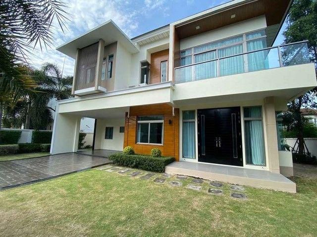 บ้านเดี่ยว 2 ชั้น 4 ห้องนอน 4 ห้องน้ำ 1 ห้องแม่บ้าน จอดรถได้ 4 คัน พร้อมประตูรั้วอัตโนมัติ ใกล้สนามบินสุวรรณภูมิ เพียง 1