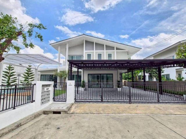 หมู่บ้านร่มเงาไม้ ถนนวัดลาดปลาดุก ทาวน์เฮ้าส์ 2 ชั้น มีระเบียงด้านหน้ารับลม
