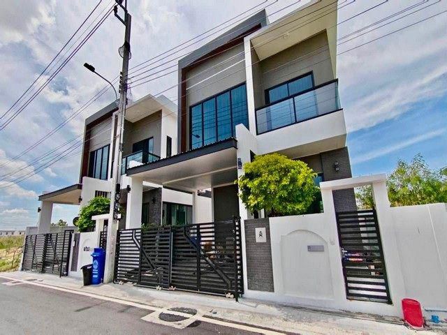 ให้เช่าบ้าน 3 ชั้น 4 ห้องนอน โครงการ Tanaphol Property บางนา กม. 10 ใกล้เมกะบางนา