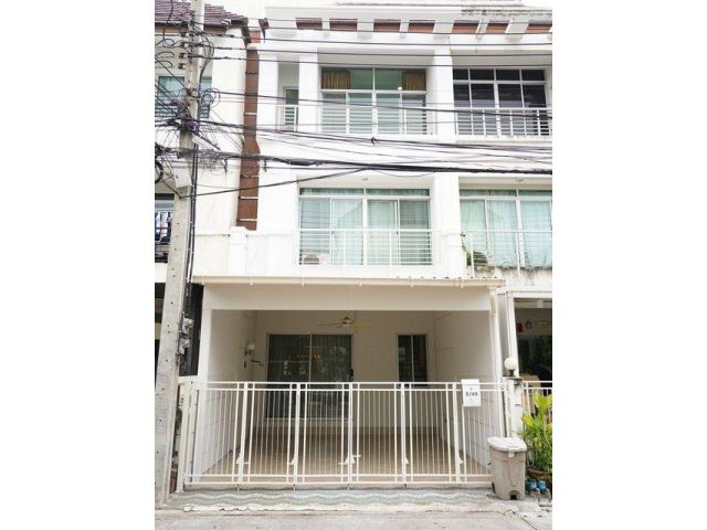 ขายทาวน์โฮม 3 ชั้น 206 ตรม. บ้านกลางเมือง สุขุมวิท 113 หน้าคลับเฮาส์ วิวสวน รีโนเวทใหม่ทั้งหลัง