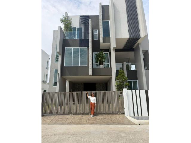 บ้าน 3 ชั้น ดีไซน์โมเดิร์น ถนนเชียงใหม่-หางดง “Work Life Luxury Living “ (บ้านแหวน)