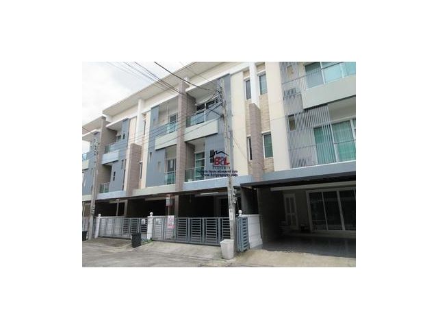 ทาวน์พลัส เกษตร-นวมินทร์ ทาวน์โฮม 3 ชั้น หน้ากว้าง 5.5 เมตร กรุงเทพ