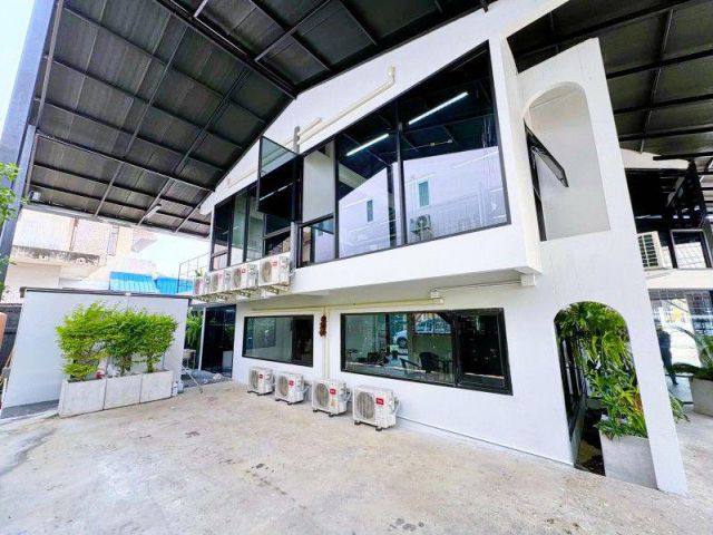 พร้อมลานจอดรถได้ 12 คัน MRT โชคชัย4 1.86 กม.MRT สุทธิสาร 2.45กม. ให้เช่าอาคารสำนักงาน 2 ชั้น ย่านรัชดา ลาดพร้าว 4นอน 100