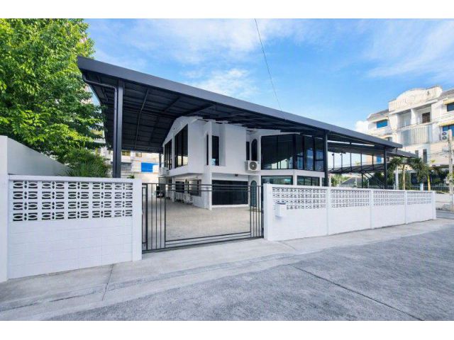 MRT สุทธิสาร 2.45กม.จอดรถได้ 12 คัน MRT โชคชัย4 1.86 กม. ให้เช่าอาคารสำนักงาน 2 ชั้น ย่านรัชดา ลาดพร้าว 4นอน 100ตร.ว. 52