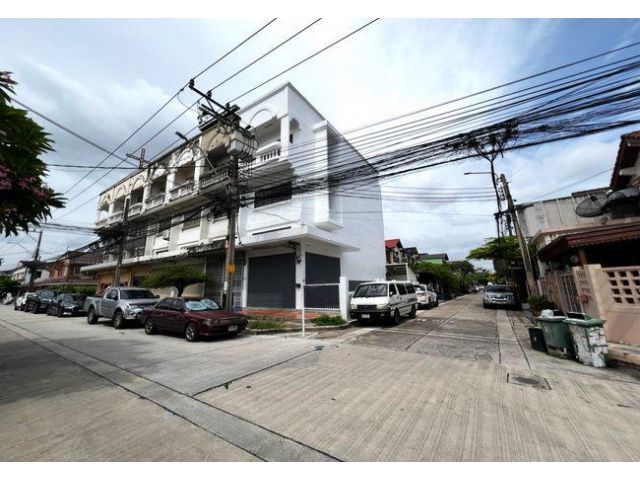 ขายอาคารพาณิชย์ หมู่บ้านสินธร แฮปปี้แลนด์ บางกะปิ กรุงเทพมหานคร เนื้อที่ 25.4 ตร.ว. 3 ชั้น 2 น้ำ