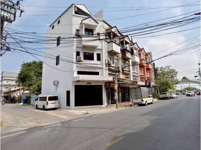 ขายด่วน! อาคารพาณิชย์ 4 ชั้นครึ่ง รีโนเวทใหม่ทั้งหลัง หมู่บ้านบางพลีนิเวศน์ พร้อมเฟอร์นิเจอร์ (หลังมุม) บางพลี-กิ่งแก้ว