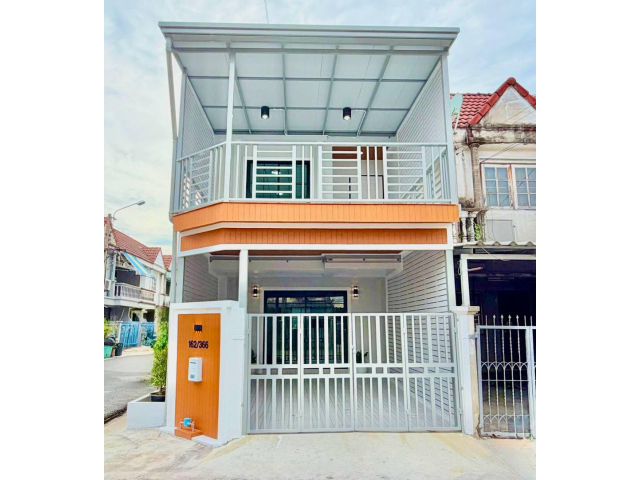 หมู่บ้าน ป.ผาสุขนิเวศน์ ติดถนนกาญจนาภิเษก ทาวน์เฮ้าส์ 2 ชั้น หลังมุม มีระเบียงด้านหน้า