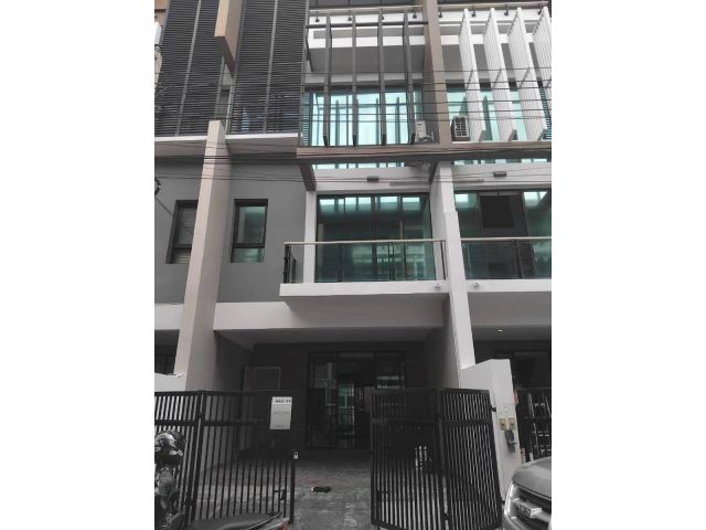 ให้เช่าทาวน์โฮมหรู Bless Town สุขุมวิท 50 4 ชั้น 240 ตร.ม. ใกล้ BTS อ่อนนุช 55000 บาท