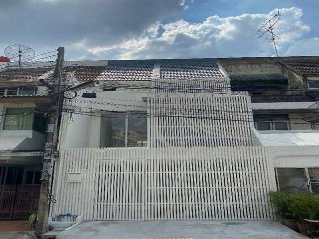 ให้เช่าทาวน์เฮ้าส์ 3 ชั้น ซอยปรีดี พนมยงค์ 42 หมู่บ้าน คลองตันนิเวศน์