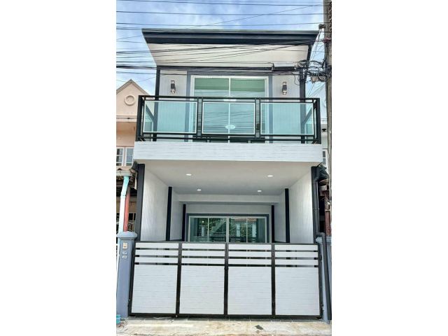 บ้านซอยบางศรีเมือง ทำเลดีใกล้แยกนครอินทร์พระราม5 ทาวน์เฮาส์ 2 ชั้น ตกแต่งใหม่มีระเบียงด้านหน้า