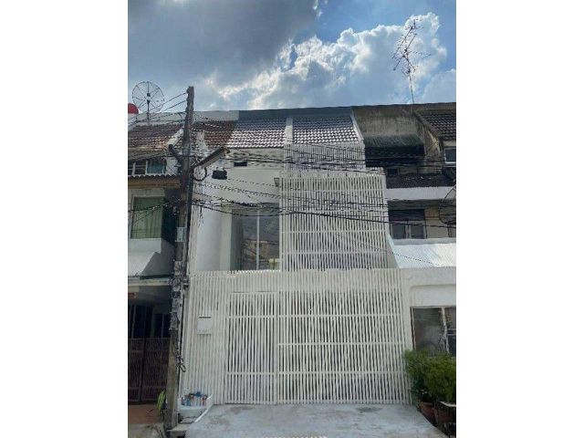 ให้เช่าทาวน์เฮาส์ 3 ชั้น 250 ตรม. 3 ห้องนอน สุขุมวิท 71 (ซอยปรีดีพนมยงค์ 42) 5 นาที ถึงเอกมัย และทองหล่อ