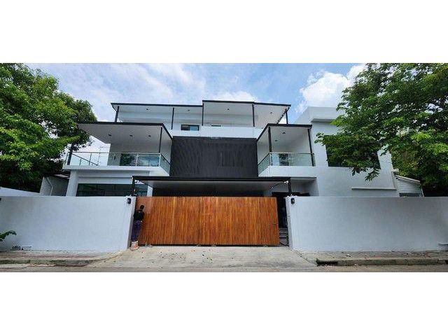 T26-900 ให้เช่า บ้าน Home office หรู 3 ชั้น 600 ตรม.ซอยสุขุมวิท 71 ปรีดีพนมยงค์26 กรุงเทพ 220000 บาทต่อเดือน ชั้นที่ 1 ช