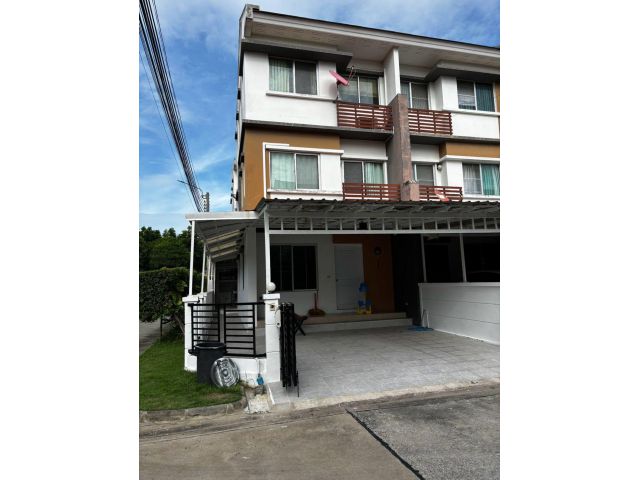 ให้เช่าทาวน์โฮม 3 ชั้น ทาวน์พลัส อ่อนนุช-ลาดกระบัง ซอยลาดกระบัง 20/1 **21,000 บาท/ด.** (N.2288)