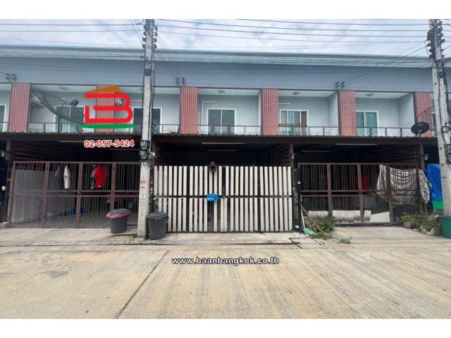ทาวน์เฮาส์ 2 ชั้น เนื้อที่ 16 ตร.ว. หมู่บ้านฉัตรไพลิน 2 (ใกล้แยกนพวงศ์) ถนนลาดหลุมแก้ว-ปทุมธานี ตำบลหน้าไม้ อำเภอลาดหลุม