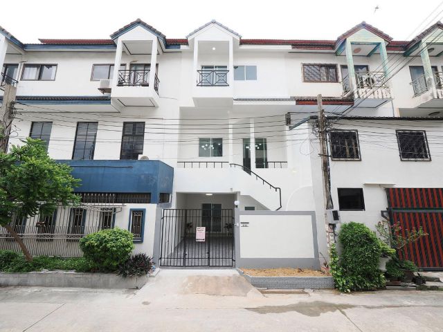 ขายราคาพิเศษ ทาวน์โฮม 3 ชั้น 23.2 ตร.ว. ม.บำรุงวงศ์ 5 ห้องนอน 4 ห้องน้ำ กาญจนาภิเษก–ปลายบาง