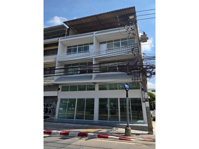 ให้เช่าอาคาร 3 ชั้นครึ่ง+ดาดฟ้ามีหลังคา ห้องหัวมุม ติดถนนเฉลิมพระเกียรติ ร.9 ซอย 5 รีโนเวทใหม่ ใกล้รถไฟฟ้าศรีอุดม 400 เม