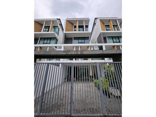 ให้เช่าโฮมออฟฟิศ 3.5 ชั้น 385 ตรม. ใจกลางลาดพร้าว - โชคชัย 4 โครงการ แกลม ลาดพร้าว Glam Ladprao ซอยสตรีวิทยา 2