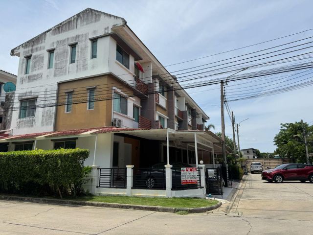 ให้เช่าทาวน์โฮม 3 ชั้น ทาวน์พลัส อ่อนนุช-ลาดกระบัง ซอยลาดกระบัง 20/1 **21,000 บาท/ด.** (N.2288)