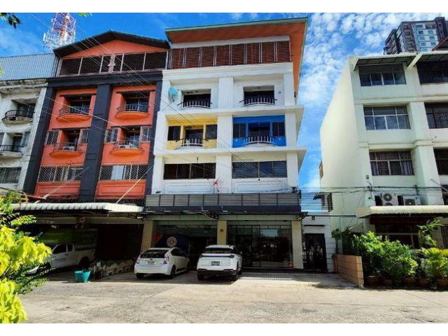 ขายอาคารพาณิชย์ ใกล้ไปรษณีย์บางซื่อ ถนนกรุงเทพ-นนทบุรี เนื้อที่ 18.8 ตร.ว. 4.5 ชั้น 3 น้ำ