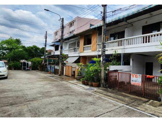ขายทาวน์เฮ้าส์ ซอยเรวดี 32 ถนนรัตนาธิเบศร์ เมืองนนทบุรี เนื้อที่ 16 ตร.ว. 2 ชั้น 2 นอน 2 น้ำ
