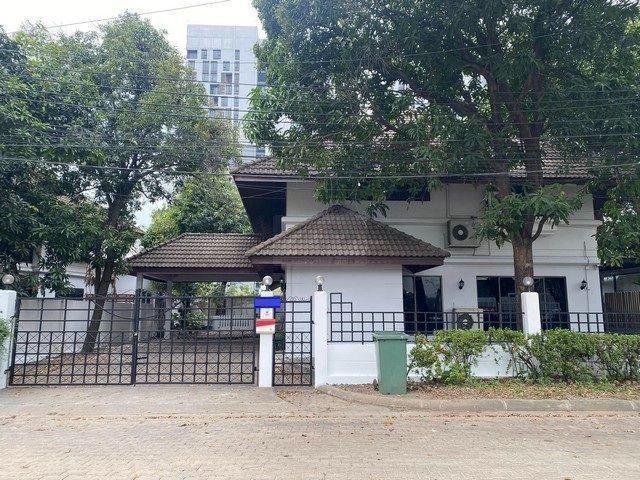 ให้เช่าบ้านเดี่ยว 140 ตรว. เหม่งจ๋าย ประชาอุทิศ รัชดา ใกล้เลียบด่วน-รามอินทรา เหมาะทำออฟฟิศ หรืออยู่อาศัย