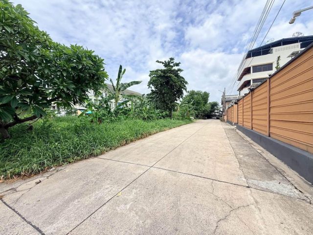 ขายด่วนที่ดินใกล้รพ.สินแพทย์ เทพารักษ์ 199 ตรว ติดถนนคอนกรีต 2 ด้าน แปลงมุม ซ.สินทวี เมืองสมุทรปราการ