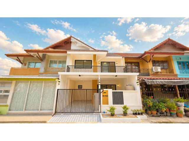 หมู่บ้านพฤกษา3  ถนนวัดลาดปลาดุก บางบัวทอง ทาวน์เฮาส์ 2 ชั้น  ตกแต่งใหม่พร้อมอยู่ มีระเบียง รับลม หน้ากว้าง 6 เมตร