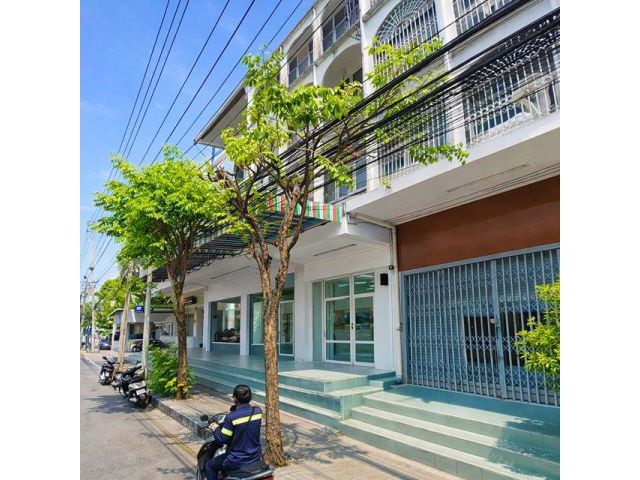 เอกชัย ทำเลติดถนน21 ตร.ว. 300ตร.ม.ใกล้บิ๊กซี เพลส บางบอน 486 ม. อาคารพาณิชย์ 4 ชั้นครึ่ง 4นอน 4น้ำ