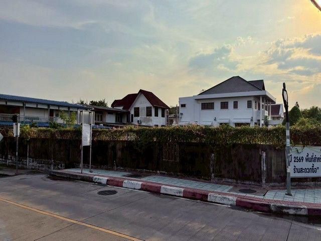 ขายที่ดินแปลงมุม 277 ตรว. หมู่บ้านประชานิเวศน์ 2 ซอยสามัคคี 58 ถนนประชาชื่น ใกล้จุดขึ้นลงทางด่วน ** 2 โฉนดแบ่งขายได้