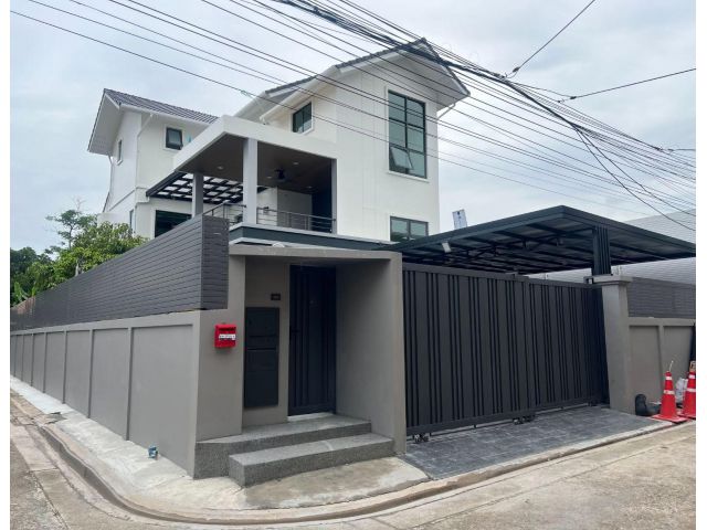 บ้านเดี่ยวสร้างใหม่ 3 ชั้น 113 ตร.ว 300 ตร.ม. 4 ห้องนอน 3 ห้องน้ำ แอร์ 6 เครื่อง 4 จอด เขตบางซื่อ กรุงเทพ (RH1583)